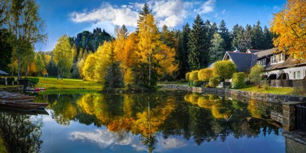 Jonsdorf - Der Gondelteich umhüllt im farbigen Herbstkleid