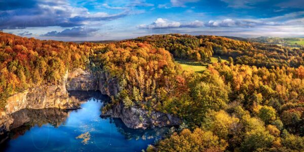 Königshein – Der blaue Königsbruch wird von bunten Herbstbäumen umrahmt